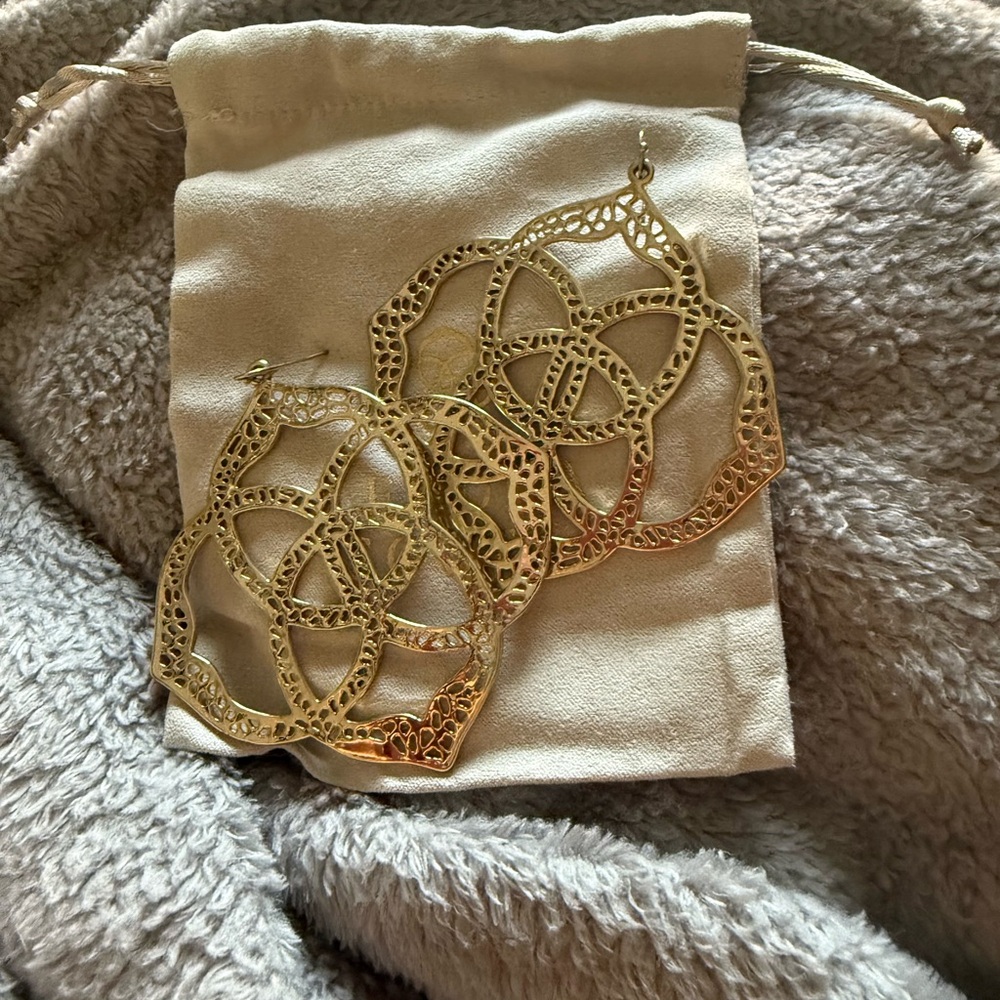 KENDRA SCOTT Large Gold Betty Earrings
